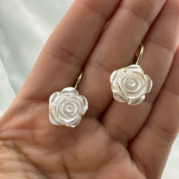 White Rose Flower Earrings – Elegant Pearl Petal Design Gold Clip Earrings - Picture 7 of 7